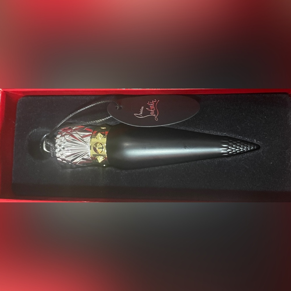 💄 Christian Louboutin Red Velvet Matte Lipstick – Black & Gold Case